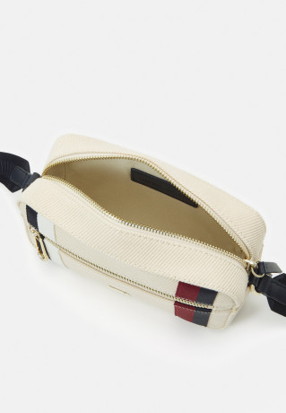 Tommy Hilfiger ICONIC CAMERA BAG CORP Across body bag sugarcane  ICONIC CAMERA BAG CORP — Сумка через плечо сахарный тростник