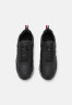 Tommy Hilfiger ESSENTIAL RUNNER Trainers black ESSENTIAL RUNNER — Кроссовки черный