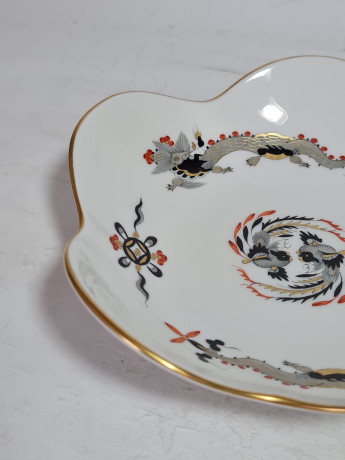 Тарелка винтажная Meissen, белый фарфор с разноцветными птицами, драконами, цветочным мотивом и позолоченным краем, 14,5 x 4,5 см, Германия, 1930-40гг.