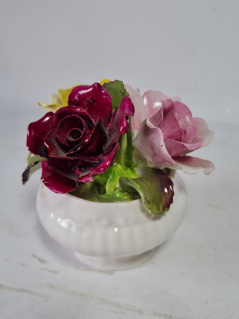 Фигурка винтажная Heathcote Hall LTD "Фиолетово-желтые цветы в миниатюрной вазе", фарфор, 8,5 x 9 см, Англия, 1960-70гг.