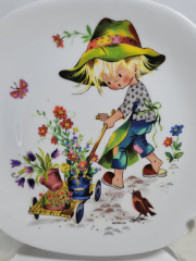 Тарелка декоративная винтажная Schirnding Bavaria, квадратная с изображением ребенка в зеленой шляпе с птицами и цветами, 18,5 x 2 см, Германия,1960-1970гг.
