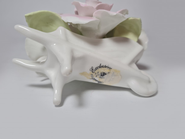 Staffordshir England Декоративная фигурка в нежных пастельных тонах "Розы в тележке", 11 x 7см, Англия, 1960-70гг.