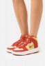 Nike Sportswear WMNS DUNK HIGH UP Sneaker high cinnabar/yellow ochre/lapis/sanddrift/sail WMNS DUNK HIGH UP Высокие кроссовки женские киноварь/желтая охра/ляпис/песчаная пыль/парус