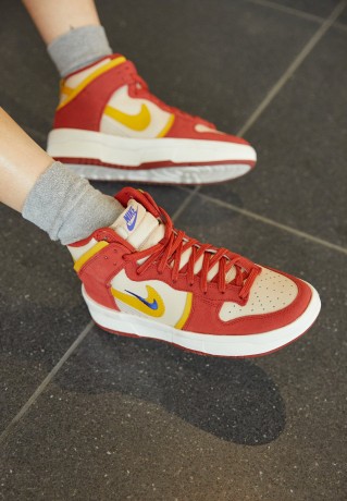 Nike Sportswear WMNS DUNK HIGH UP Sneaker high cinnabar/yellow ochre/lapis/sanddrift/sail WMNS DUNK HIGH UP Высокие кроссовки женские киноварь/желтая охра/ляпис/песчаная пыль/парус