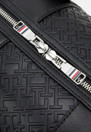 Tommy Hilfiger CENTRAL DUFFLE UNISEX Weekend bag black CENTRAL DUFFLE UNISEX Сумка выходного дня черный