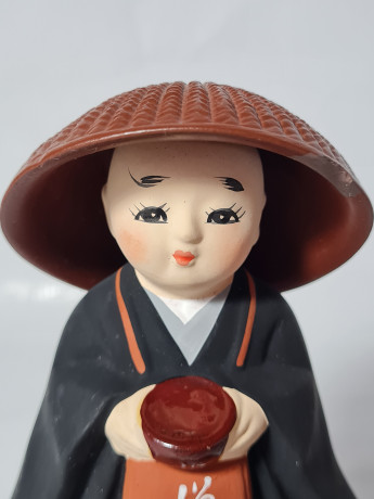 Статуэтка винтажная Im Stil Japan "Японский монах в шляпе", среднего размера, керамика, 14 см, Германия, 1960-70гг.