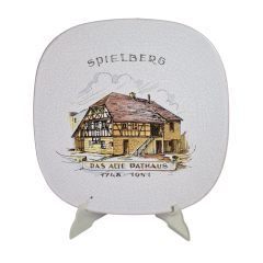 Тарелка декоративная винтажная Karlsruhe / Majolika с кракелюром "Spielberg Das Alte Rathaus 1748 -1951", керамика, 30 см, Германия, 1960-70гг.