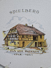Тарелка декоративная винтажная Karlsruhe / Majolika с кракелюром "Spielberg Das Alte Rathaus 1748 -1951", керамика, 30 см, Германия, 1960-70гг.