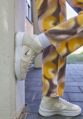 Nike Sportswear WMNS DUNK HIGH UP Sneaker high sail/flat pewter/phantom/light soft pink/white WMNS DUNK HIGH UP Высокие кроссовки женские парус/плоский оловянный/фантом/светло-розовый/белый