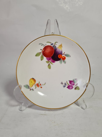 Тарелка винтажная Meissen, белый фарфор с разноцветными фруктовыми мотивами, цветочным декором и позолотой, 14,5 x 3,5 см, Германия, 1930-40гг.