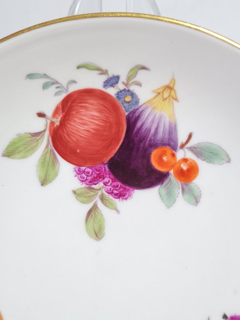 Тарелка винтажная Meissen, белый фарфор с разноцветными фруктовыми мотивами, цветочным декором и позолотой, 14,5 x 3,5 см, Германия, 1930-40гг.