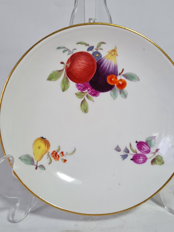 Тарелка винтажная Meissen, белый фарфор с разноцветными фруктовыми мотивами, цветочным декором и позолотой, 14,5 x 3,5 см, Германия, 1930-40гг.