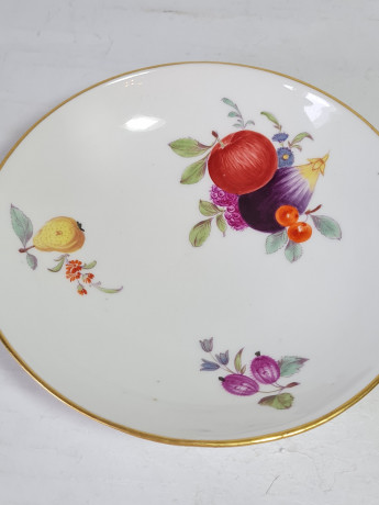 Тарелка винтажная Meissen, белый фарфор с разноцветными фруктовыми мотивами, цветочным декором и позолотой, 14,5 x 3,5 см, Германия, 1930-40гг.