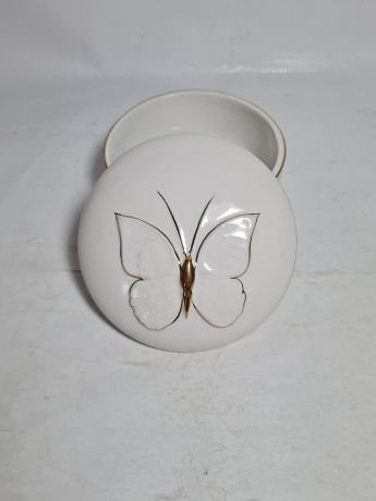 Шкатулка винтажная Pereiras с бабочкой, белая с золотым декором, фарфор, 11 x 6 см, Португалия, 1960-70гг.