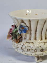 Ваза винтажная Bassano малая, на ножках, с желто-розовыми объемными цветами, керамика, 13 см, Италия, 1960-70гг.