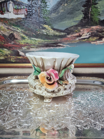 Ваза винтажная Bassano малая, на ножках, с желто-розовыми объемными цветами, керамика, 13 см, Италия, 1960-70гг.