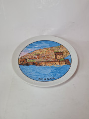 Kutahya Pottery Turkey Деокративная тарелка Белый фарфор с видами города Алания в светло-голубых тонах, 24,5 x 3 см, Турция, 1970-80гг.