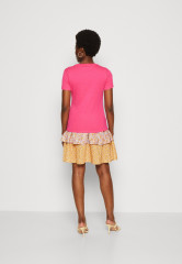 Tommy Hilfiger SLIM CODY  Print T-shirt bright cerise pink SLIM CODY Футболка с принтом ярко-вишнево-розовый