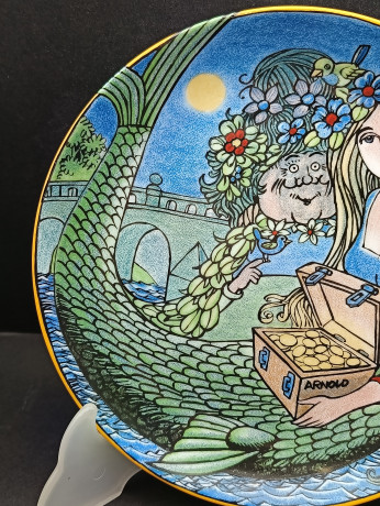 Тарелка декоративная винтажная ELG "Русалка с сокровищами и петух" (илл. Ганс Арнольд), к 550 юбилею Фалькенбергшуса, в ярких оттенках, фарфор, 19.5 см, Швеция, 1984 год.