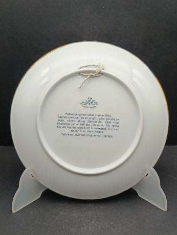 Тарелка декоративная винтажная ELG "Русалка с сокровищами и петух" (илл. Ганс Арнольд), к 550 юбилею Фалькенбергшуса, в ярких оттенках, фарфор, 19.5 см, Швеция, 1984 год.