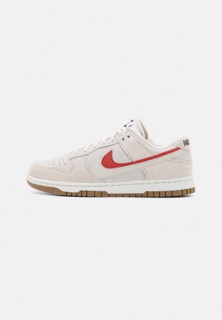 Nike Sportswear W DUNK SE Sneaker low summit white/phantom/cinnabar/off noir/yellow ochre/sail W DUNK SE Низкие кроссовки женские Summit White/Phantom/Cinnabar/off Noir/желтая охра/парус