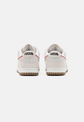 Nike Sportswear W DUNK SE Sneaker low summit white/phantom/cinnabar/off noir/yellow ochre/sail W DUNK SE Низкие кроссовки женские Summit White/Phantom/Cinnabar/off Noir/желтая охра/парус