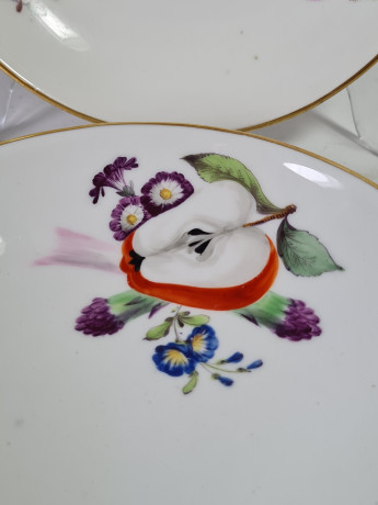 Набор тарелок винтажных Meissen, белый фарфор с разноцветными фруктовыми мотивами, цветочным декором и позолотой, 2 шт х 14,5 x 3,5 см, Германия, 1930-40гг.