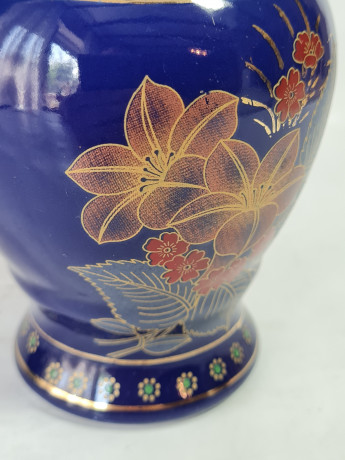 Ваза винтажная Linea Regal by Zago Adriano SPA, темно-сине-белая керамика с цветочным орнаментом и фактурным узором, 19 x 9 см, Германия, 1960-70гг.