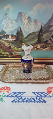 Ваза винтажная Linea Regal by Zago Adriano SPA, темно-сине-белая керамика с цветочным орнаментом и фактурным узором, 19 x 9 см, Германия, 1960-70гг.