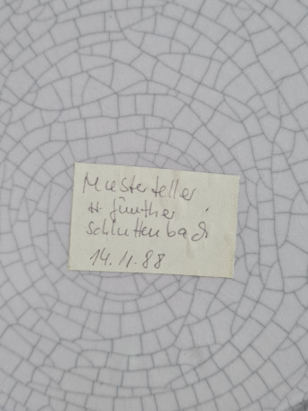 Тарелка декоративная винтажная Karlsruhe / Majolika с кракелюром "Sangerbund 75 лет", ручная роспись, керамика, 30 см, Германия, 1988 г.