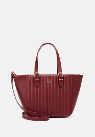 Tommy Hilfiger TIMELESS SMALL TOTE QUILTED Handbag rouge TIMELESS SMALL TOTE SQUILTED Сумка румяна