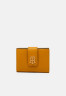 Tommy Hilfiger OUTLINE FLAP  Wallet crest gold-coloured OUTLINE FLAP Бумажник гребень золотистого цвета