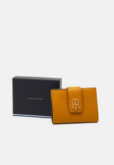 Tommy Hilfiger OUTLINE FLAP  Wallet crest gold-coloured OUTLINE FLAP Бумажник гребень золотистого цвета