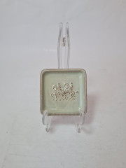 Тарелка винтажная квадратная Majolika Karlsruhe, светло-зеленая керамика "Наездники", 8,5 x 8,5 x 1,5 см, Германия, 1960-70гг.