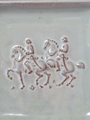 Тарелка винтажная квадратная Majolika Karlsruhe, светло-зеленая керамика "Наездники", 8,5 x 8,5 x 1,5 см, Германия, 1960-70гг.