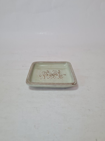 Тарелка винтажная квадратная Majolika Karlsruhe, светло-зеленая керамика "Наездники", 8,5 x 8,5 x 1,5 см, Германия, 1960-70гг.