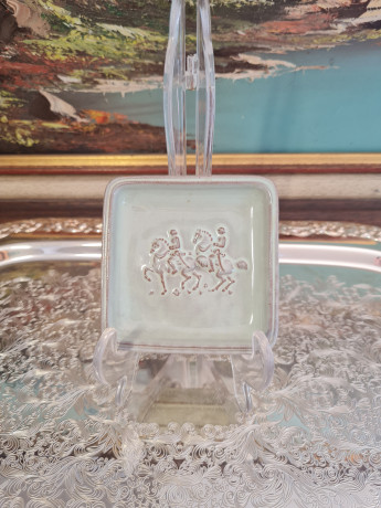 Тарелка винтажная квадратная Majolika Karlsruhe, светло-зеленая керамика "Наездники", 8,5 x 8,5 x 1,5 см, Германия, 1960-70гг.