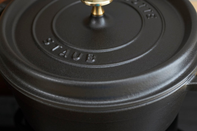 Staub Staub Br\u00e4ter Cocotte 24cm rund  schwarz Staub Br>4ter Кокотка 24см круглая