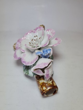 Staffordschire China Декоративная фигурка "Шикарный цветок с голубой бабочкой", 15см x 5см, Китай, 1960-70гг.