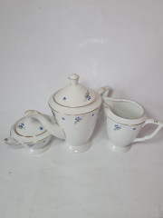 H&amp;C Chodau Czechoslovakia Набор  чайник, молочник, сахарница из белого фарфора с голубыми цветочками и серыми листьями с золотым ободком, Чехословакия, 1960-70гг.
