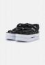 Nike Sportswear ICON CLASSIC Plateausandalette black/white ICON CLASSIC сандалии на платформе черно-белый