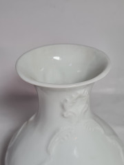 Ваза винтажная Royal KPM Bavaria с объемным декором, белый фарфор, 12,5 x 9,5 см, Германия, 1960-70гг.