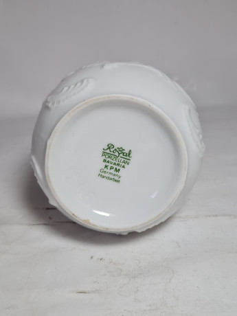 Ваза винтажная Royal KPM Bavaria с объемным декором, белый фарфор, 12,5 x 9,5 см, Германия, 1960-70гг.