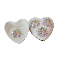 Шкатулка винтажная Royal Tara Irisch / Galway Ireland в форме сердца с лиловыми цветами, ручная работа, костяной фарфор, 6,5 см, Ирландия, 1960-70г.