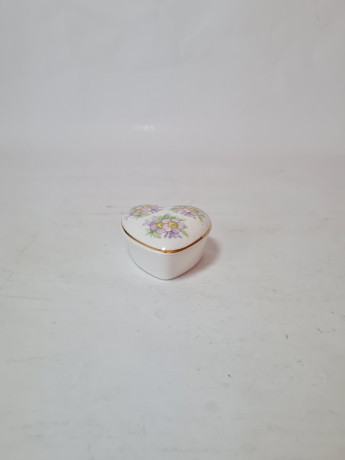 Шкатулка винтажная Royal Tara Irisch / Galway Ireland в форме сердца с лиловыми цветами, ручная работа, костяной фарфор, 6,5 см, Ирландия, 1960-70г.