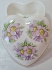 Шкатулка винтажная Royal Tara Irisch / Galway Ireland в форме сердца с лиловыми цветами, ручная работа, костяной фарфор, 6,5 см, Ирландия, 1960-70г.