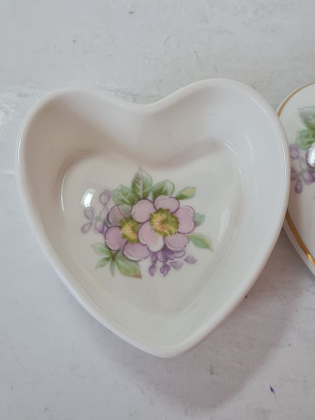 Шкатулка винтажная Royal Tara Irisch / Galway Ireland в форме сердца с лиловыми цветами, ручная работа, костяной фарфор, 6,5 см, Ирландия, 1960-70г.