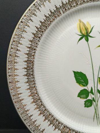 Тарелка винтажная Bavaria "Два бутона роз", фарфор, 25.5 см, Германия, 1970-80гг.