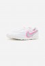 Nike Sportswear DAYBREAK Sneaker low white/atomic pink/university gold DAYBREAK Низкие кроссовки женские белый/атомно-розовый/университетское золото