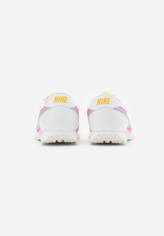 Nike Sportswear DAYBREAK Sneaker low white/atomic pink/university gold DAYBREAK Низкие кроссовки женские белый/атомно-розовый/университетское золото